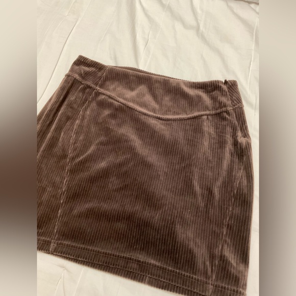 Lululemon Scuba MR Mini Skirt ESPR Espresso Brown Velvet Corduroy Women's Size 8 - Picture 6 of 6